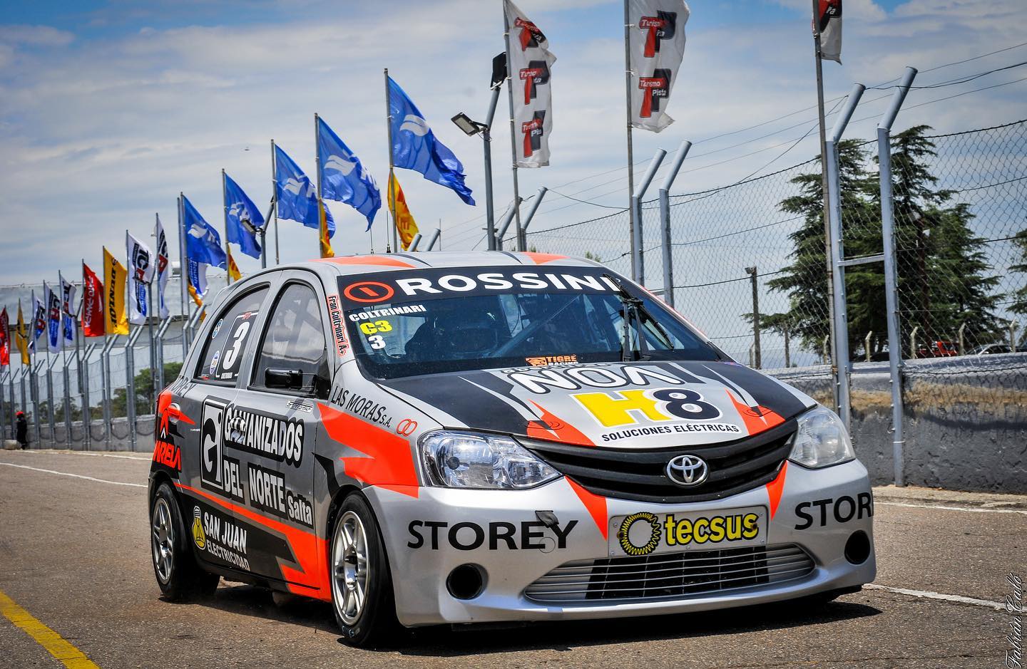 Toyota Etios de Fran Coltrinari con la marca Rossini en boxes